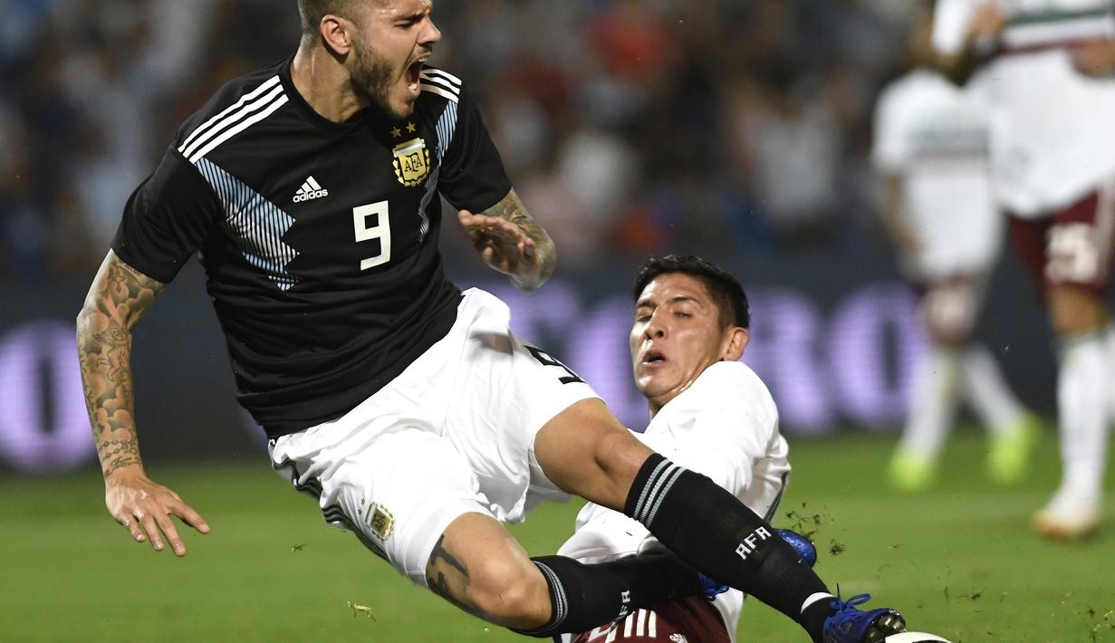 Ekspresi Mauro Icardi yang meringis kesakitan saat dilanggar pemain timnas Meksiko Meksiko pada laga persahabatan yang berlangsung di stadion Malvinas, Rabu (21/11). Argentina menang 2-0 atas Meksiko (AFP/Andres Larrovere)