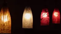 Cara membuat lampion sederhana dari botol bekas dan glitter (sumber: YouTube/DIY Crafts)