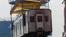 Proses penurunan gerbong kereta rel listrik (KRL) yang tiba di Pelabuhan Tanjung Priok, Jakarta, Rabu (5/4). Sebanyak 10 gerbong KRL bekas asal Jepang ini untuk menambah kapasitas transportasi publik. (Merdeka.com/Imam Buhori)