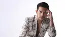<p>Di pemotretan terbaru tersebut, Jonathan Frizzy alias Ijonk memakai setelan floral. (FOTO: instagram.com/ijonkfrizzy/)</p>