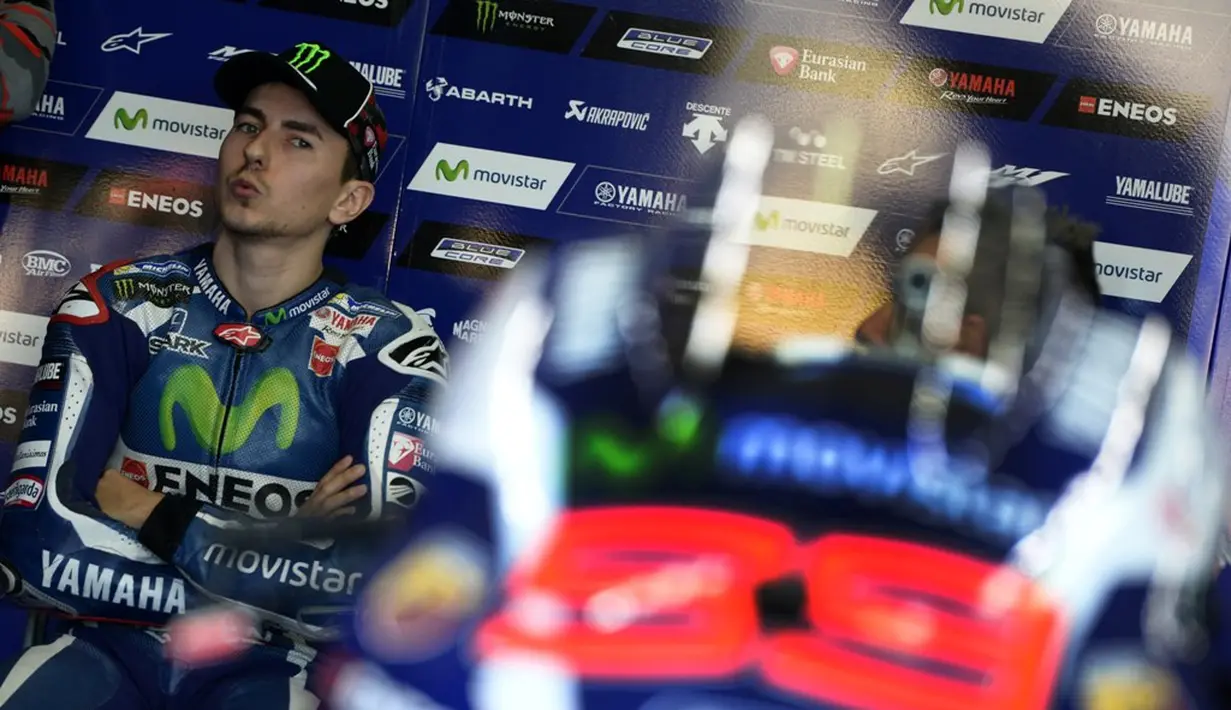 Jorge Lorenzo menorehkan waktu lap tercepat 1 menit 30,463 detik pada sesi latihan bebas kedua MotoGP Valencia di Sirkuit Ricardo Tormo, Jumat (11/11/2016). (AFP/Jose Jordan)