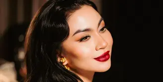 Ariel Tatum memesona dengan makeup bold dan pulasan lipstik merah yang menyempurnakan. [Foto: Instagram/arieltatum]