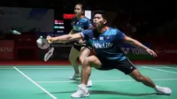 Pebulutangkis ganda campuran Indonesia, Praveen Jordan/Melati Daeva Oktavianti bertanding melawan pebulutangkis ganda campuran China, Feng Yan Zhe/Huang Dong Ping saat laga 32 besar Indonesia Masters 2023 di Istora Senayan, Jakarta, Rabu (25/01/2023). Praveen Jordan/Melati Daeva Oktavianti kalah dua game langsung 17-21, 13-21. (Bola.com/Bagaskara Lazuardi)