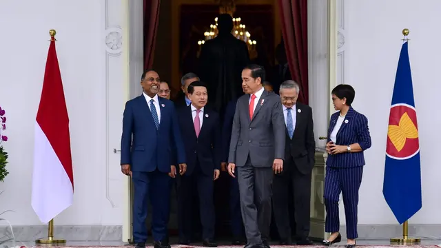 Presiden Jokowi menerima kunjungan kehormatan para Menlu ASEAN dan Sekjen ASEAN, di Istana Merdeka Jakarta, Jumat (3/2/2023)