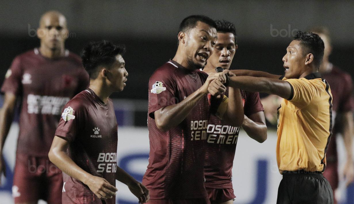 Kapten PSM Makassar, Hamkah Hamzah, memprotes keputusan wasit terkait waktu pertandingan saat laga melawan Persib Bandung dalam lanjutan Liga 1 di Stadion GBLA, Bandung, Rabu, (5/7/2017). Persib menang 2-1 atas PSM. (Bola.com/M Iqbal Ichsan)