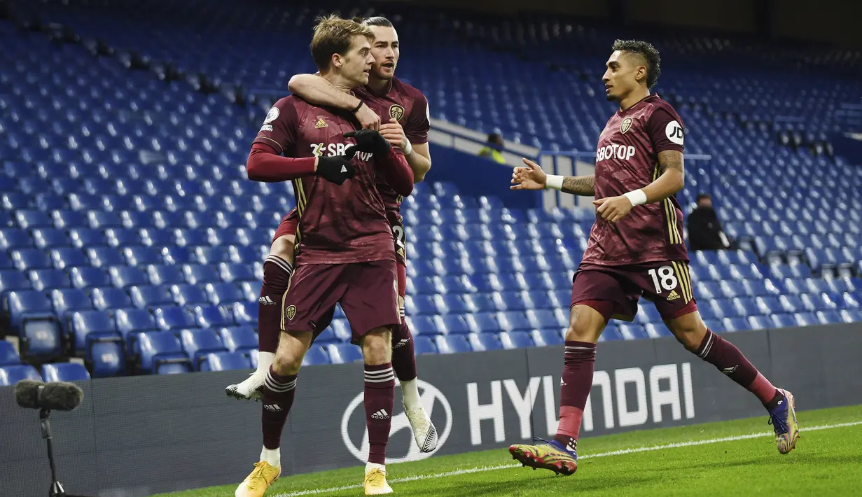 Striker Leeds United, Patrick Bamford (kiri), melakukan selebrasi bersama rekan-rekannya usai mencetak gol ke gawang Chelsea dalam laga lanjutan Liga Inggris pekan ke-11 di Stamford Bridge, London, Sabtu (5/12/2020). Leeds United kalah 1-3 dari Chelsea. (Pool via AP/Daniel Leal-Olivas)