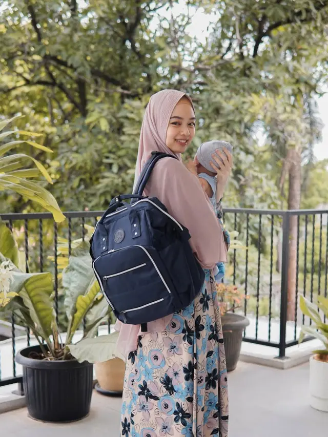 6 Outfit Gamis ala Lindswell Kwok, Inspirasi Gaya Muslimah Modis Tetap Syar'i