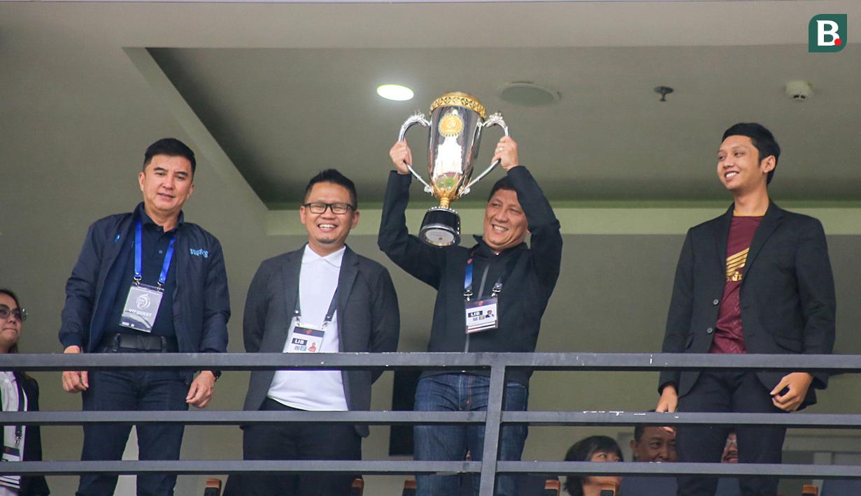 Dirut PT LIB, Ferry Paulus (dua kanan) menerima piala BRI Liga 1 2023/2024 dari PSM Makassar  sebelum laga antara Bali United vs PSS Sleman di Stadion Kapten I Wayan Dipta, Gianyar, Sabtu (1/7/2023) sore WIB. (Bola.com/Alit Binawan)