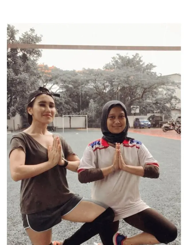 6 Gaya Ayu Ting Ting saat Tanding Sepak Bola, Curi Perhatian