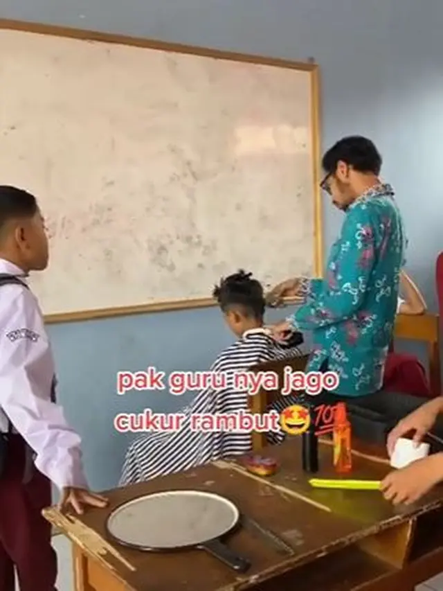 Dilarang Gondrong di Sekolah, Guru Ini Potong Rambut Muridnya Ala Barber Shop