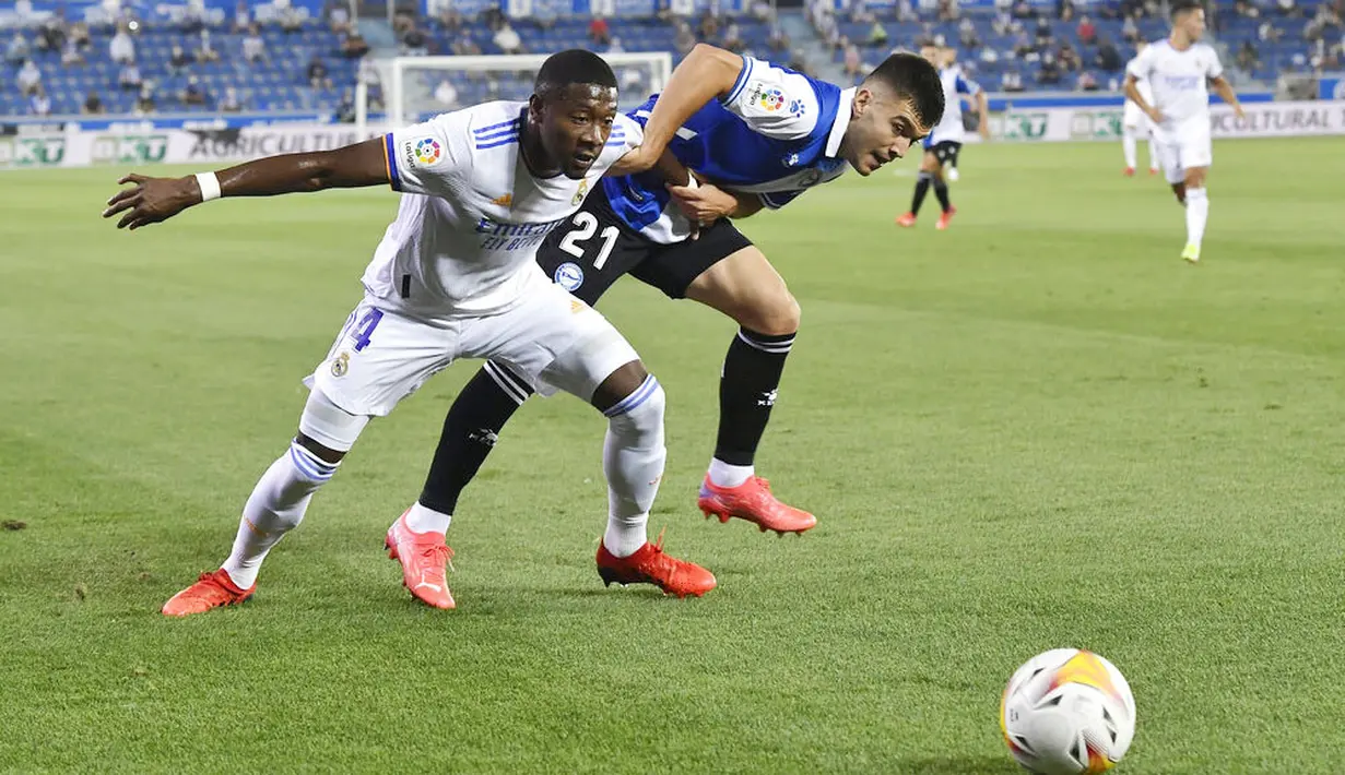 Alaves hanya mampu membalas melalui Joselu. Dia mencetak gol melalui eksekusi penalti. (Foto: AP/Alvaro Barrientos)