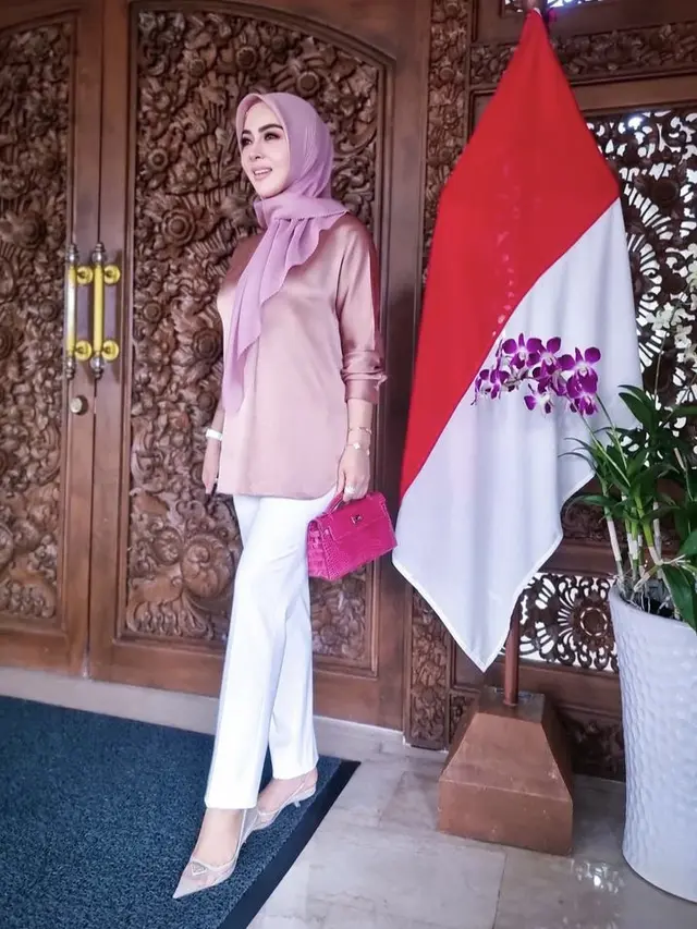 Gaya Syahrini di Singapura, Kenakan Tas Kecil Ke Kedutaan Besar Seharga Rp500 Juta/dok. Instagram (@princessyahrini)