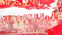 Ilustrasi - Suporter Timnas Indonesia atmosfer SUGBK (Bola.com/Adreanus Titus)