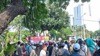 Massa Gerakan Nasional Pembela Rakyat (GNPR) saat demo hari ini, Senin (12/9/2022). (Liputan6.com/Ave Martevalenia)