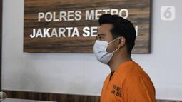 Artis Roby Satria alias Roby Geisha dihadirkan saat rilis pengungkapan kasus narkoba di Polres Metro Jakarta Selatan, Senin (21/3/2022). Ini merupakan kali ketiga Roby Geisha tersangkut masalah hukum yang sama. (Liputan6.com/Herman Zakharia)