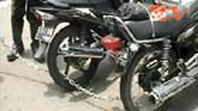 Parkir Liar, Sepeda Motor Digembok