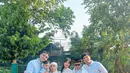Nyekar makam Vanessa Angel dan Febri Andriansyah, Fuji dan keluarganya kompak kenakan serba biru [@fuji_an]