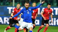 Gelandang Italia Daniele De Rossi mengeksekusi penalti ke gawang Albania pada laga di Renzo Barbera, Palermo, Jumat (24/3/2017). (AFP/Alberto Pizzoli)
