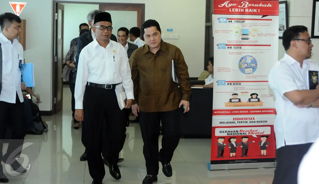 Ketua KOI Erick Thohir bersama Mendikbud Muhadjir Effendy jelang mengikuti rapat koordinasi tingkat menteri di Kantor Kemenko PMK, Jakarta, Senin (17/4). Rakor membahas kemajuan persiapan penyelenggaraan Asian Games 2018. (Liputan6.com/Helmi Fithriansyah)