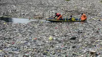 Relawan dan petugas dari Balai Besar Wilayah Sungai (BBWS) Citarum membersihkan sampah di sungai Citarum di Bandung, Jawa Barat, pada Senin 27 Januari 2025. (Timur MATAHARI/AFP)