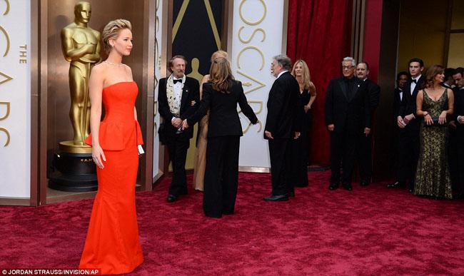 Dress Jennifer Lawrence lebih sederhana dibanding tahun lalu | Foto copyright dailymail.co.uk