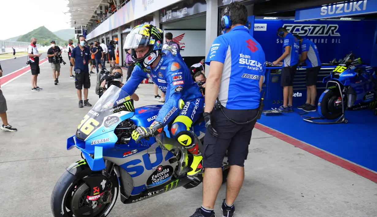 Pembalap SUZUKI ECSTAR asal Spanyol Joan Mir mengendarai sepeda motornya dari garasi saat sesi latihan bebas pertama di Pertamina Mandalika International Street Circuit, Mandalika, Lombok Tengah, Nusa Tenggara Barat, Jumat (18/3/2022). (AP Photo/Achmad Ibrahim)