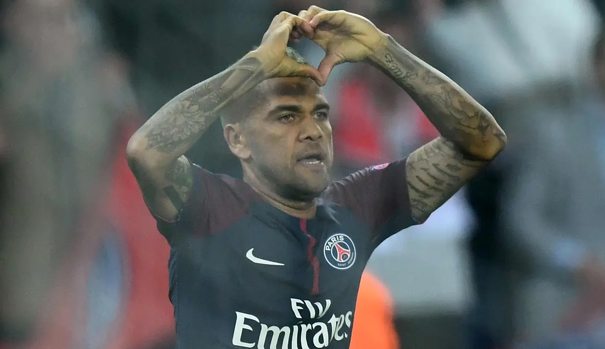 Bek PSG, Dani Alves melakukan selebrasi usai mencetak gol ke gawang Bayern Munchen pada grup B Liga Champions di stadion Parc des Princes di Paris, Prancis (27/9). PSG menang telak 3-0 atas Munchen. (AFP Photo/Franck Fife)