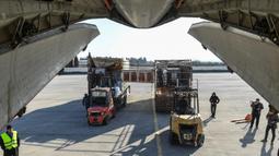 Sejumlah kendaraan bersiap mengangkut paket bantuan kemanusiaan yang disediakan oleh Arab Saudi untuk para korban gempa bumi Turki dan Suriah diturunkan dari pesawat angkut Ilyushin Il-76TD di Bandara Internasional Aleppo, Suriah Utara, Selasa (14/2/2023). Pejabat dan tenaga kesehatan setempat mengatakan 29.605 orang tewas di Turki. Sementara di Suriah, jumlah korban tewas mencapai 3.574 orang, sehingga total yang dikonfirmasi menjadi 33.179. (AFP)