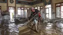 Meski demikian, sebagian warga mulai membersihkan lumpur di pemukiman dan fasilitas umum yang selamat dari terjangan banjir bandang dengan menggunakan alat seadanya. Tampak dalam foto, warga membersihkan lumpur di dalam masjid setelah banjir bandang di desa Lintang Bawah, Aceh Tamiang, Sumatera Utara, pada Kamis 11 Desember 2025. (Aditya Aji/AFP)