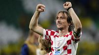 Pemain Timnas Kroasia, Luka Modric merayakan kemenangan Timnas Kroasia atas Brasil melalui adu penalti dalam laga babak perempatfinal Piala Dunia 2022 di Education City Stadium, Al Rayyan, Qatar, Jumat (9/12/2022) malam WIB. (AP/Manu Fernandez)