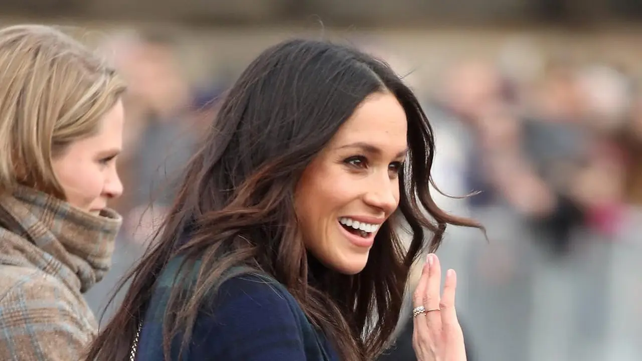 Meghan memakai tas tangan saat kunjungan kerajaan ke Edinburgh.