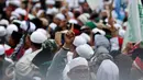Seorang pria saat mengikuti aksi damai 212 jilid 2 di depan Gedung Dewan Perwakilan Rakyat, Senayan, Jakarta, Selasa (21/2). Dalam aksi tersebut mereka meminta DPR untuk melaksanakan ketentuan yang berlaku dalam undang-undang. (Liputan6.com/JohanTallo)