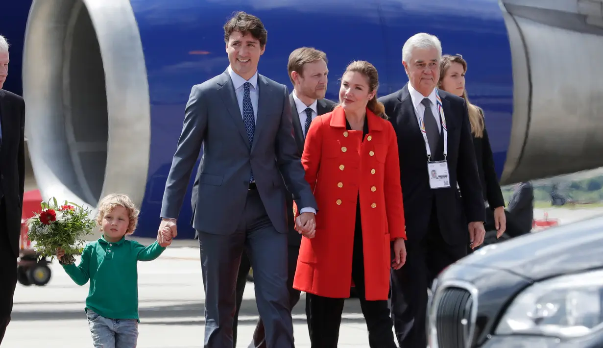 Perdana Menteri Kanada, Justin Trudeau bersama istrinya, Sophie Gregoire-Trudeau, dan putra mereka, Hadrien setibanya di Hamburg, Jerman, Kamis (6/7). PM Kanada membawa istri dan putranya untuk menghadiri KTT G20. (AP Photo/Michael Sohn)