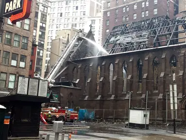 Gereja Katedral Ortodoks Serbia dari Saint Sava di Manhattan, New York, dilalap api pada Minggu, 1 Mei 2016, beberapa saat setelah umat merayakan Paskah, Senin (2/5). Setidaknya 170 petugas pemadam diturunkan untuk memadamkan api. (Brigitte DUSSEAU/AFP)