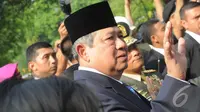 Presiden ke-6 Indonesia, Susilo Bambang Yudhoyono melambaikan tangan di dekat gerbang Istana Negara, Jakarta, Senin (20/10/2014) (Liputan6.com/Herman Zakharia)