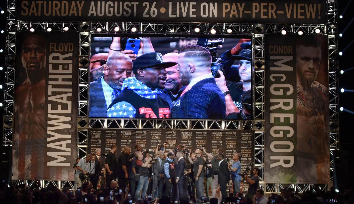 Petinju Floyd Mayweather Jr dan juara Mixed Martial Arts, Conor McGregor menghadiri acara jumpa pers di Staples Center, Los Angeles, 12 Juli 2017.  (AFP/Gene Blevins)