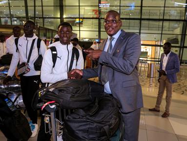 Duta Besar Senegal untuk Indonesia, Abdoulaye Barro (kanan) menjabat tangan Kapten Timnas Senegal U-17, Amara Diouf saat menyambut kedatangan di Terminal 3 Bandara Soekarno Hatta, Tangerang, Banten menjelang Piala Dunia U-17 2023 pada Rabu (01/11/2023). (Bola.com/Bagaskara Lazuardi)