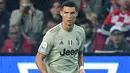 Penyerang Juventus, Cristiano Ronaldo mengiring bola saat bertanding melawan Udinese pada lanjutan Liga Serie A Italia di Stadion Dacia Arena (6/10). Juventus menang 2-0 atas Udinese. (AFP Photo/Miguel Medina)