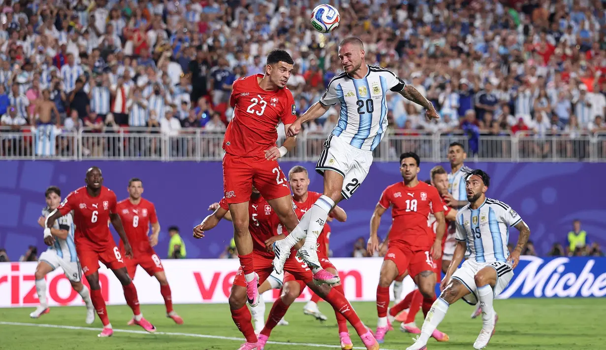 Pemain Argentina Lexis Mac Allister mencoba melakukan sundulan melawan pemain Swiss Zeki Amdouni selama pertandingan perempat final Piala Dunia FIFA 2026 antara Argentina dan Swiss di Stadion Kansas City di Kansas City, Missouri, Sabtu,  11 Juli 2026. (AFP/ Getty Images/  Carl Recine)