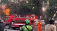 Kabel Terbakar Hingga Menyambar Pohon di Cinere Depok (Foto: Dicky Agung/Liputan6.com)