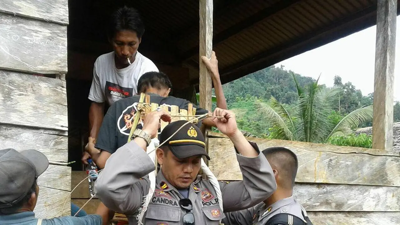 [bintang] Lewati Gunung dan Sungai, Polisi Ini Gendong Warga Sakit ke RS