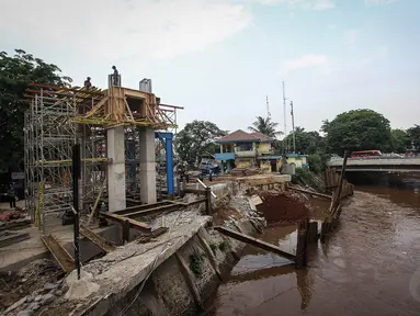 Pekerja menyelesaikan proyek pembangunan Pintu Air Manggarai, Jakarta, Kamis (13/11/2014). (Liputan6.com/Faizal Fanani)