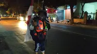 Medi Bastoni (43) asal Desa Dono Kecamatan Sendang, Kabupaten Tulunganggung nekat menempuh perjalanan jauh ke Jakarta dengan berjalan kaki mundur. (Liputan6.com/Dian Kurniawan)