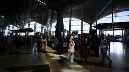 Pelancong mengantre untuk check-in di Bandara Internasional Kuala Lumpur, Sepang, Malaysia, Jumat (1/4/2022). Mulai hari ini, Malaysia membuka perbatasannya untuk orang asing dan pelancong yang sudah divaksin COVID-19 lengkap tanpa harus menjalani karantina. (AP Photo/Vincent Thian)