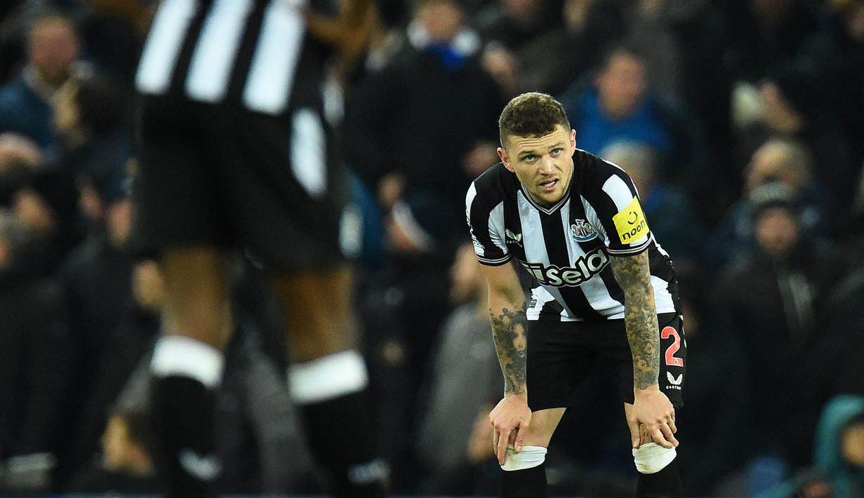 Reaksi kecewa pemain Newcastle, Kieran Trippier setalah melakukan blunder yang berakibat kebobolan pada laga lanjutan Liga Inggris 2023/2024 melawan Everton di Goodison Park, Liverpool, Inggris, Jumat (08/12/2023) dini hari WIB. (AFP/Peter Powell)