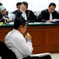 Anas Urbaningrum berhenti sejenak untuk menulis sambil mendengarkan tuntutan jaksa, Jakarta, Kamis (11/9/2014) (Liputan6.com/Andrian M Tunay)