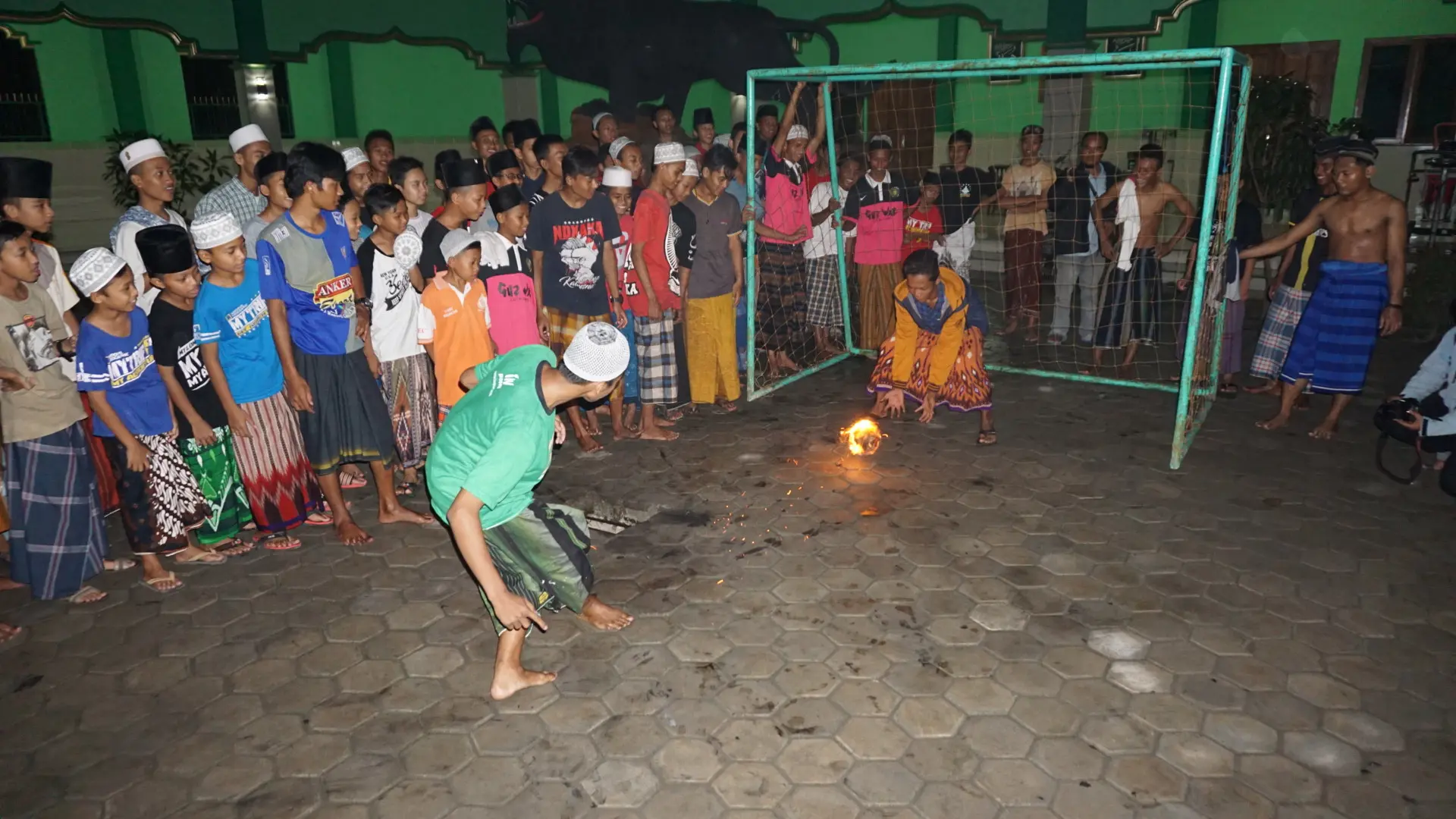 Striker mengabil ancang-ancang untuk melakuan tendangan pinalty. (foto : Liputan6.com/fajar abrori)