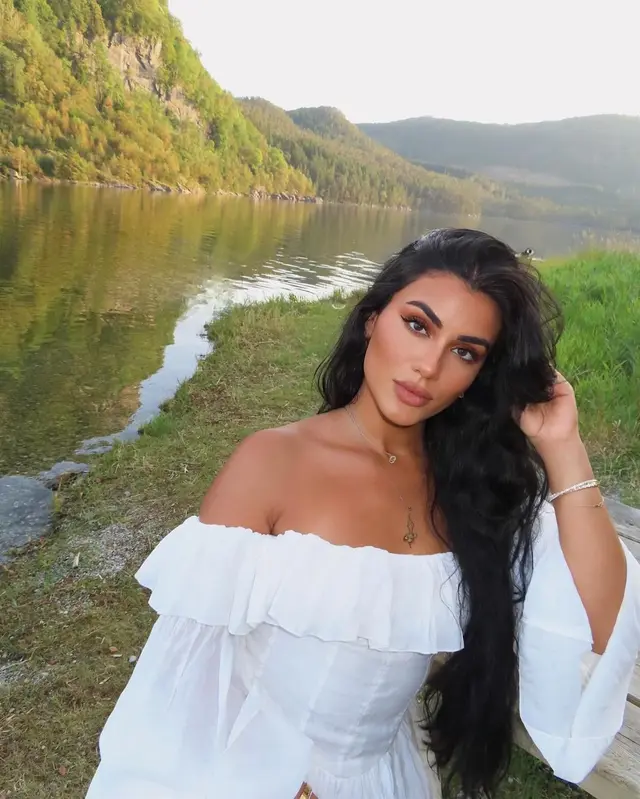 5 Pesona tunangan Shayne Pattynama bek kiri Timnas Indonesia yang berdarah Afghanistan