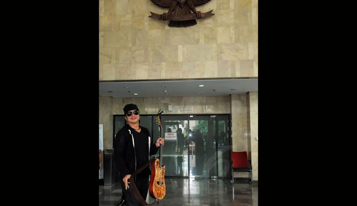Kedatangan Dik Doank ke gedung KPK untuk mengisi acara di kanal radio KPK. Jumat (25/7/14) (Liputan6.com/Faisal R Syam)
