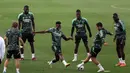 Penyerang Real Madrid, Vinicius Junior (tengah) berusaha merebut bola dari gelandang Eden Hazard selama sesi latihan di kompleks latihan Ciudad Real Madrid di Valdebebas, pinggiran Madrid (13/9/2022). Di partai pertama grup ini, Real Madrid menang 3-0 di kandang Celtic pekan lalu, sementara Leipzig dipermalukan 1-4 saat menjamu tim Ukraina, Shakhtar Donetsk di Red Bull Arena. (AFP/Thomas Coex)